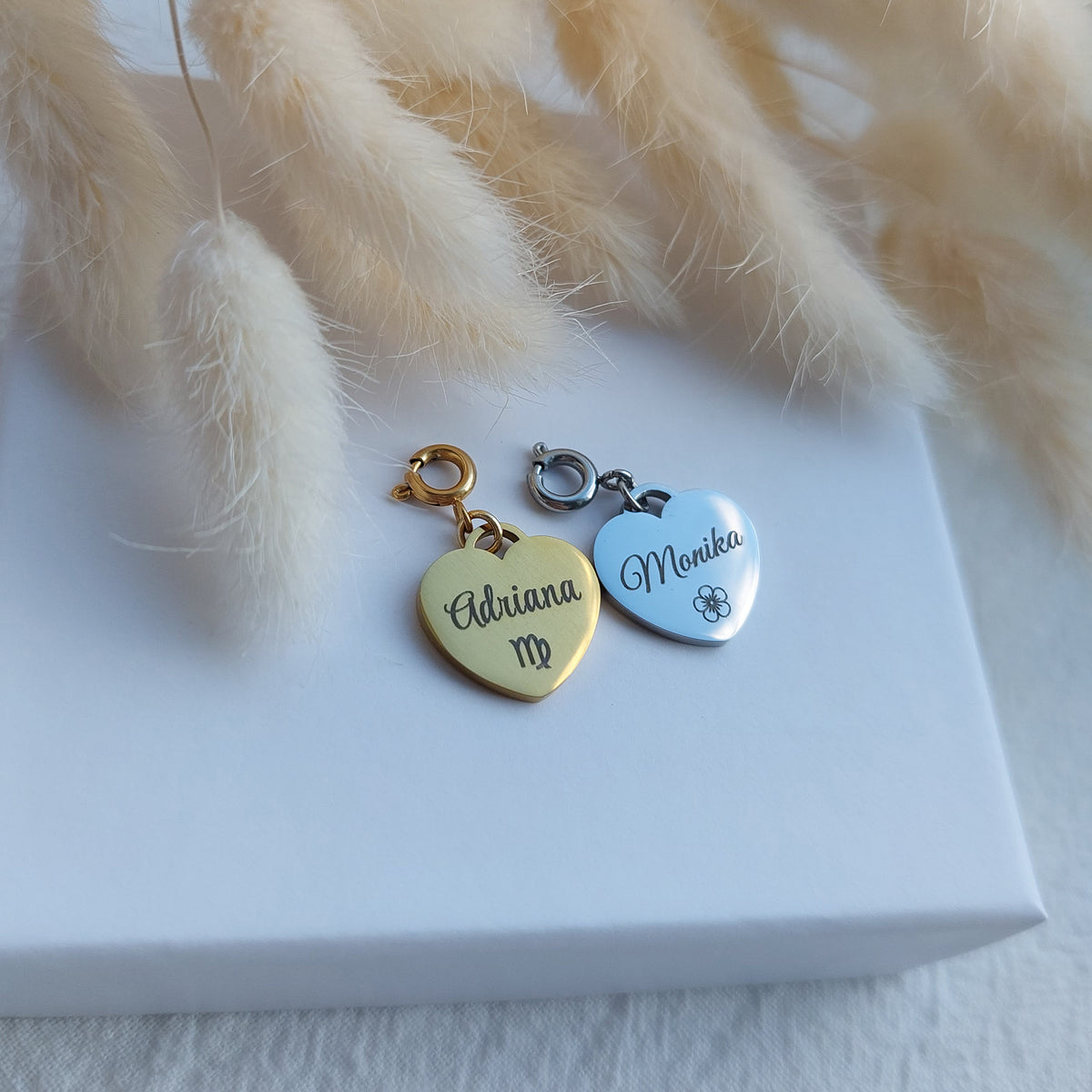 gravēts sirds formas piekariņš ar vārdu, piekaramais kulons ar personalizāciju zelta vai sudraba krāsā
