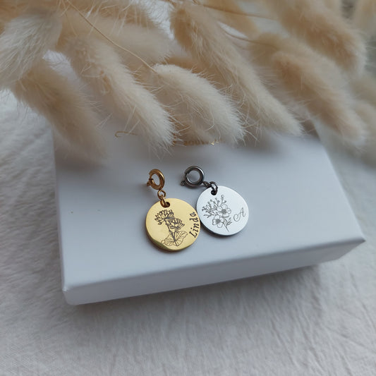 nerūsējošā tērauda personalizēts mēnešā zieda piekariņš ar vārdu vai iniciāļi, piekariņš ir nēsāms ar elastīgām rokassprādzēm