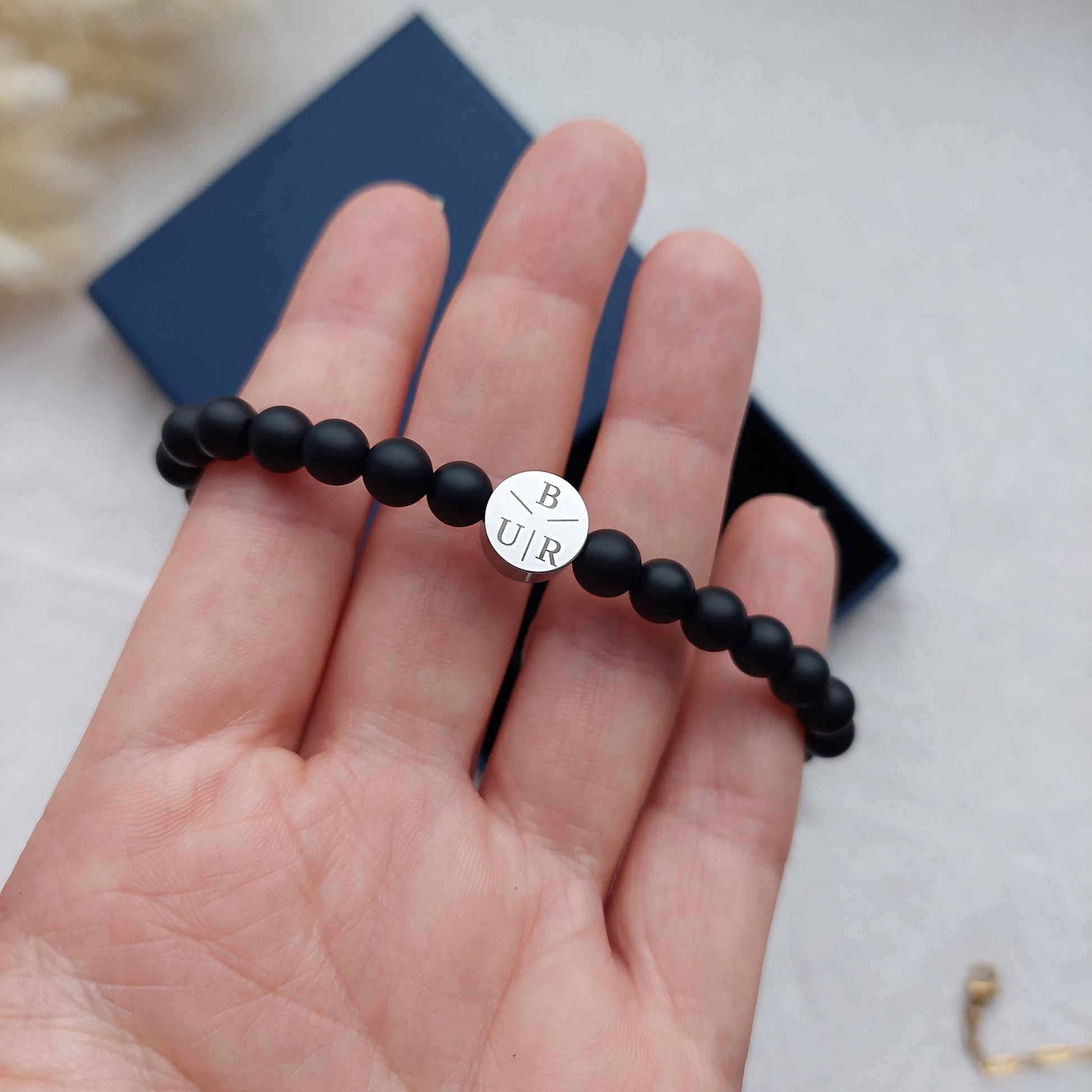 vīriešu rokassprādze ar ģimenes iniciāļiem