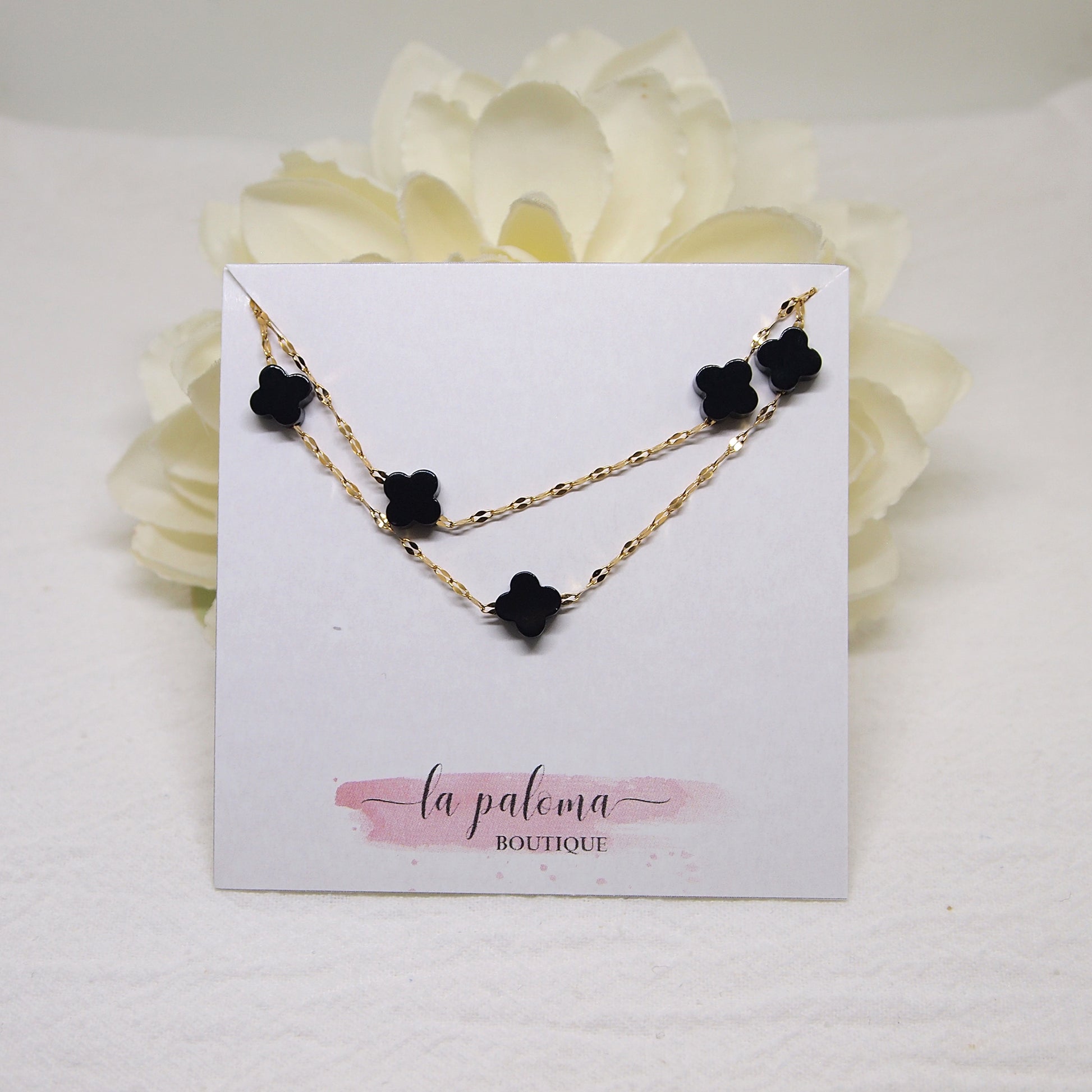 kaklarota ar melniem ahāta četrlapu āboliņiem