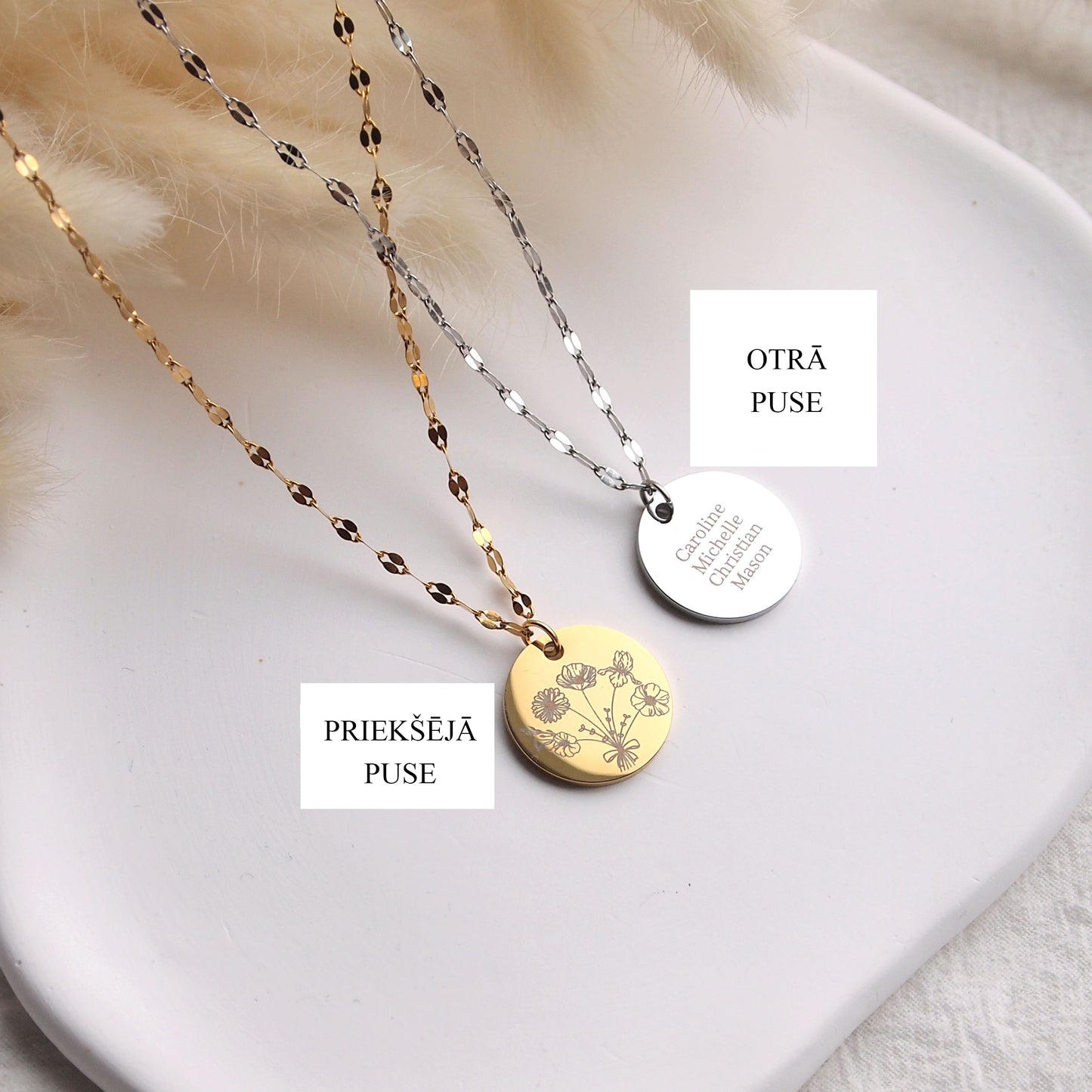 personalizēta kaklarota ar vārdiem un mēneša ziediem