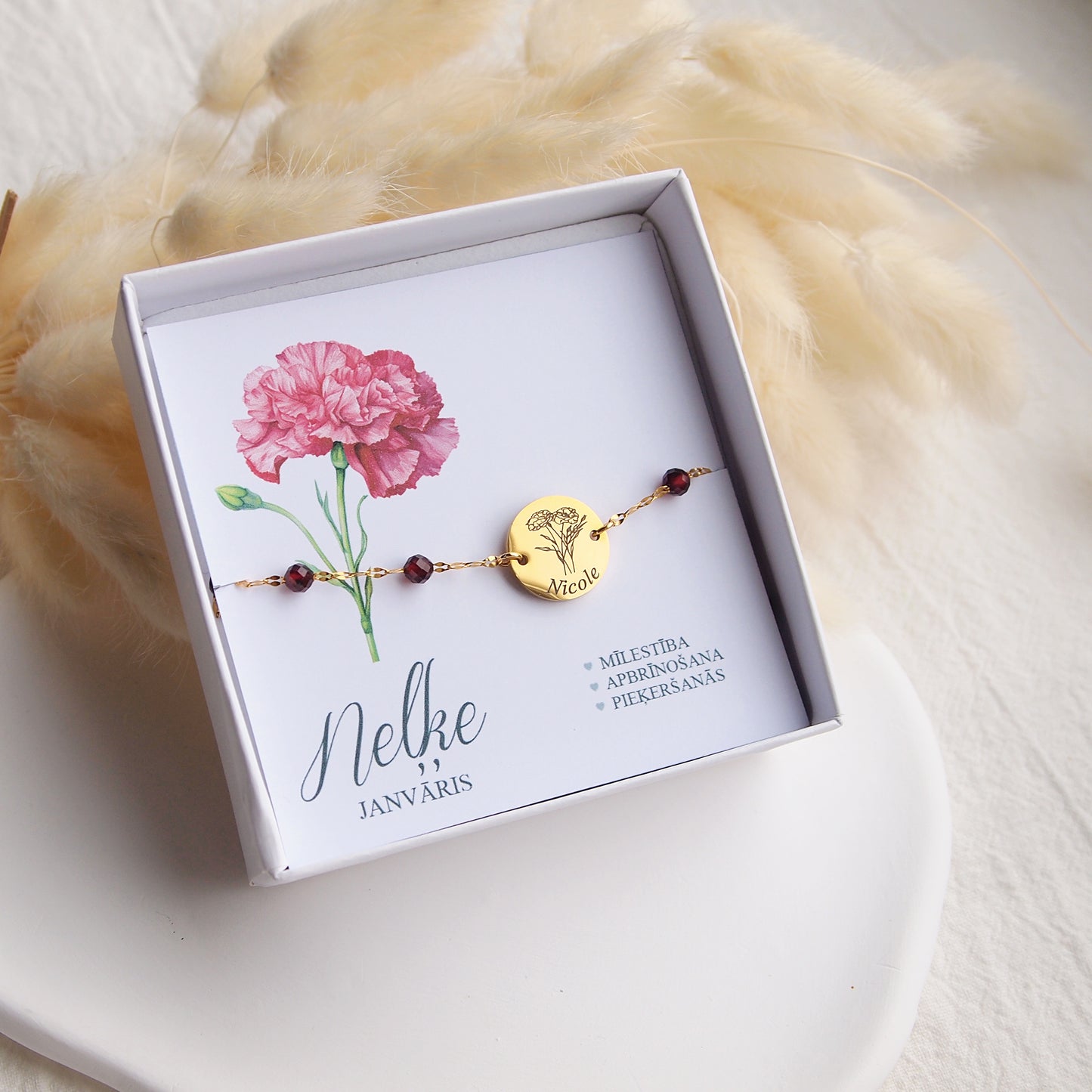 granāta rokassprādze ar janvāra mēneša ziedu, rotas ar gravējumu