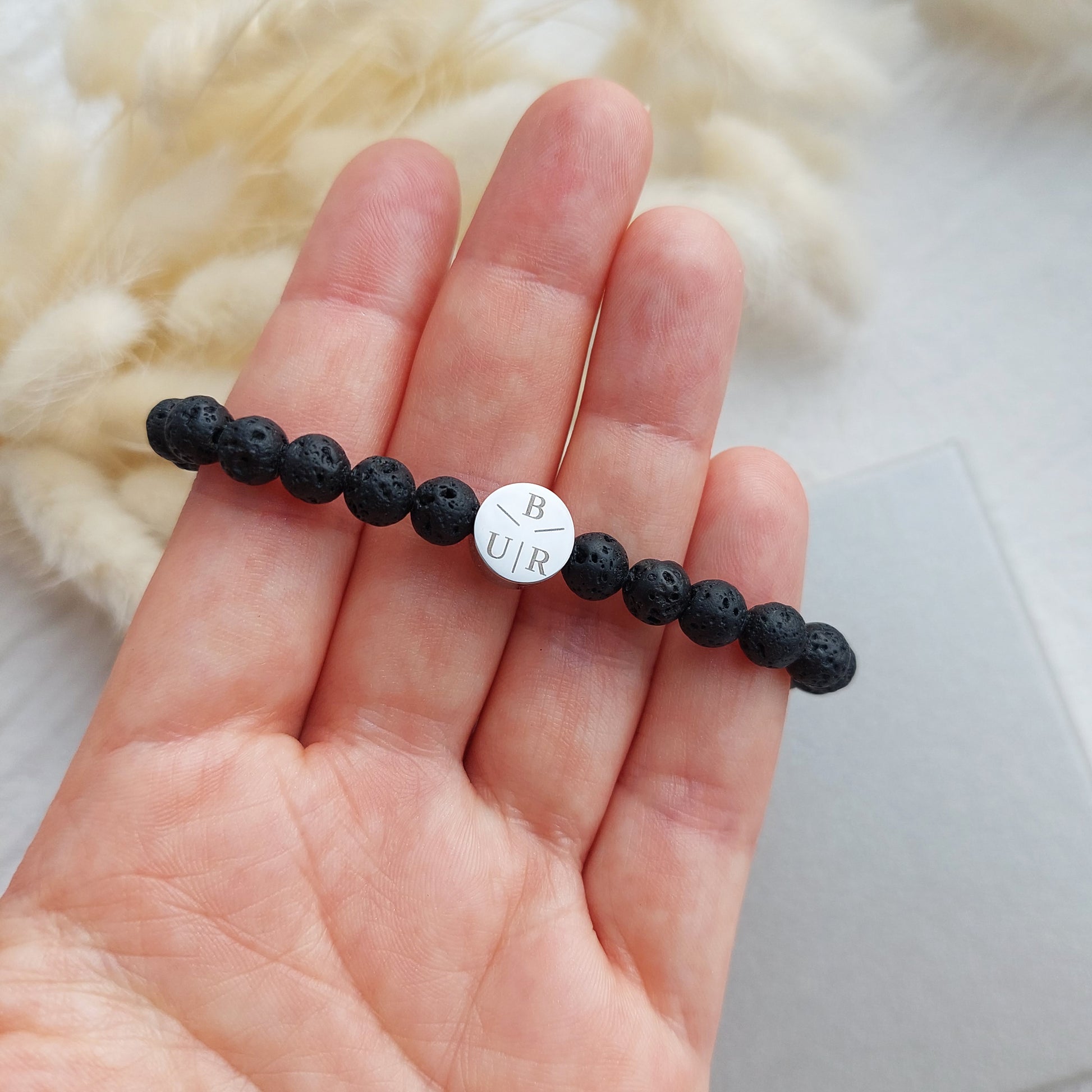 dabīgās lavas vīriešu rokassprādze ar personalizētu gravējumu