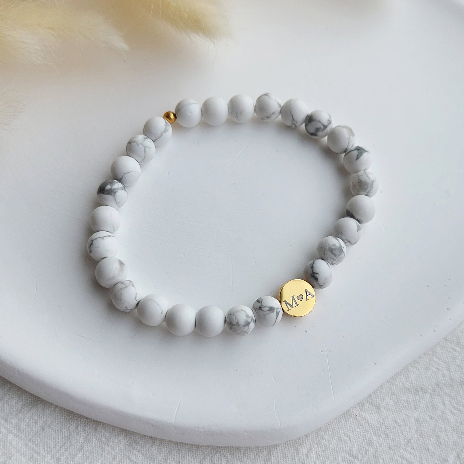 magnezīta rokassprādze uz elastīgas gumijas, dāvana mammai ar bērnu iniciāļiem