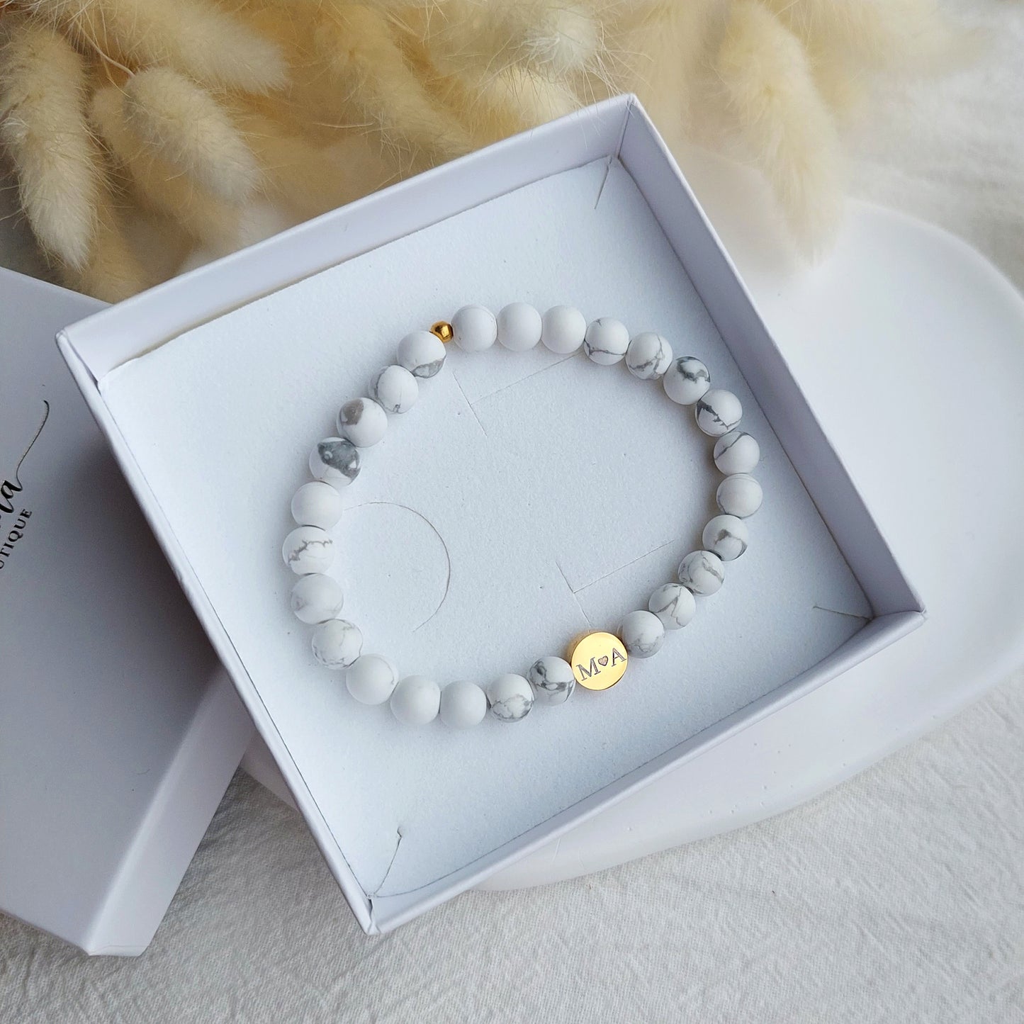 baltā magnezīta rokassprādze ar personalizāciju