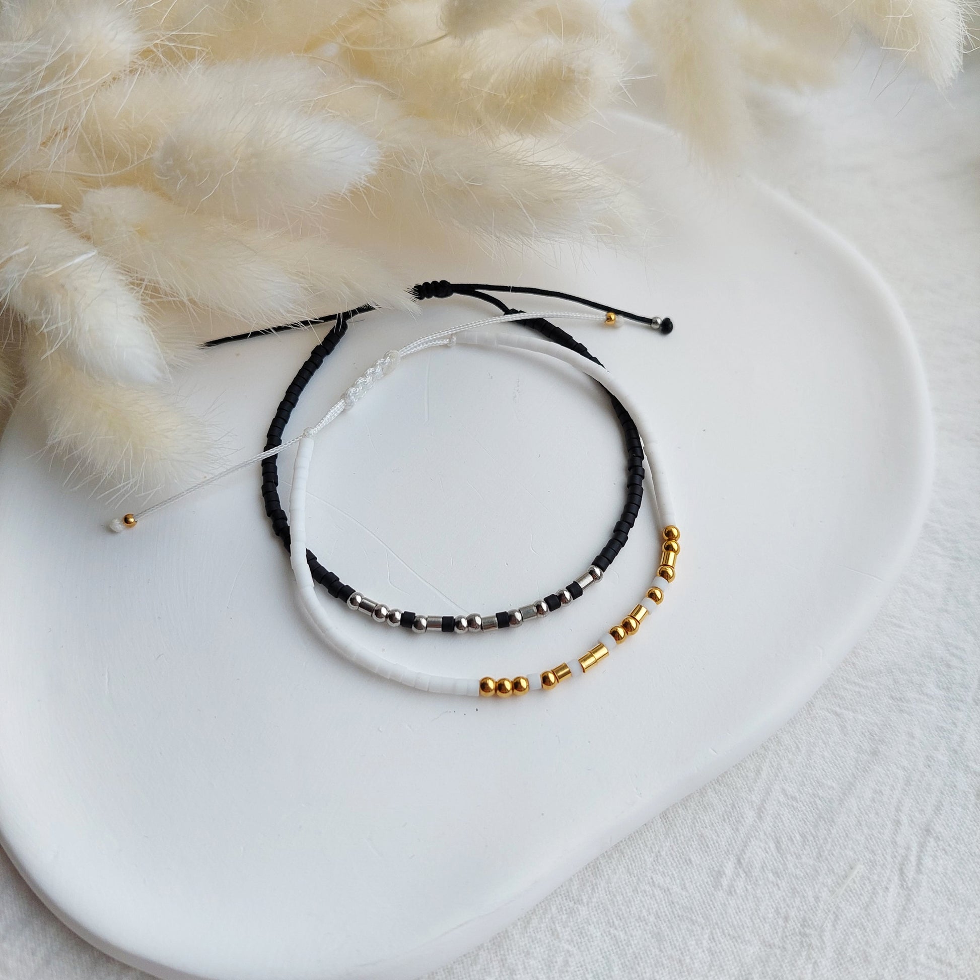 pāru rokassprādzes ar iešifrētiem vārdiem