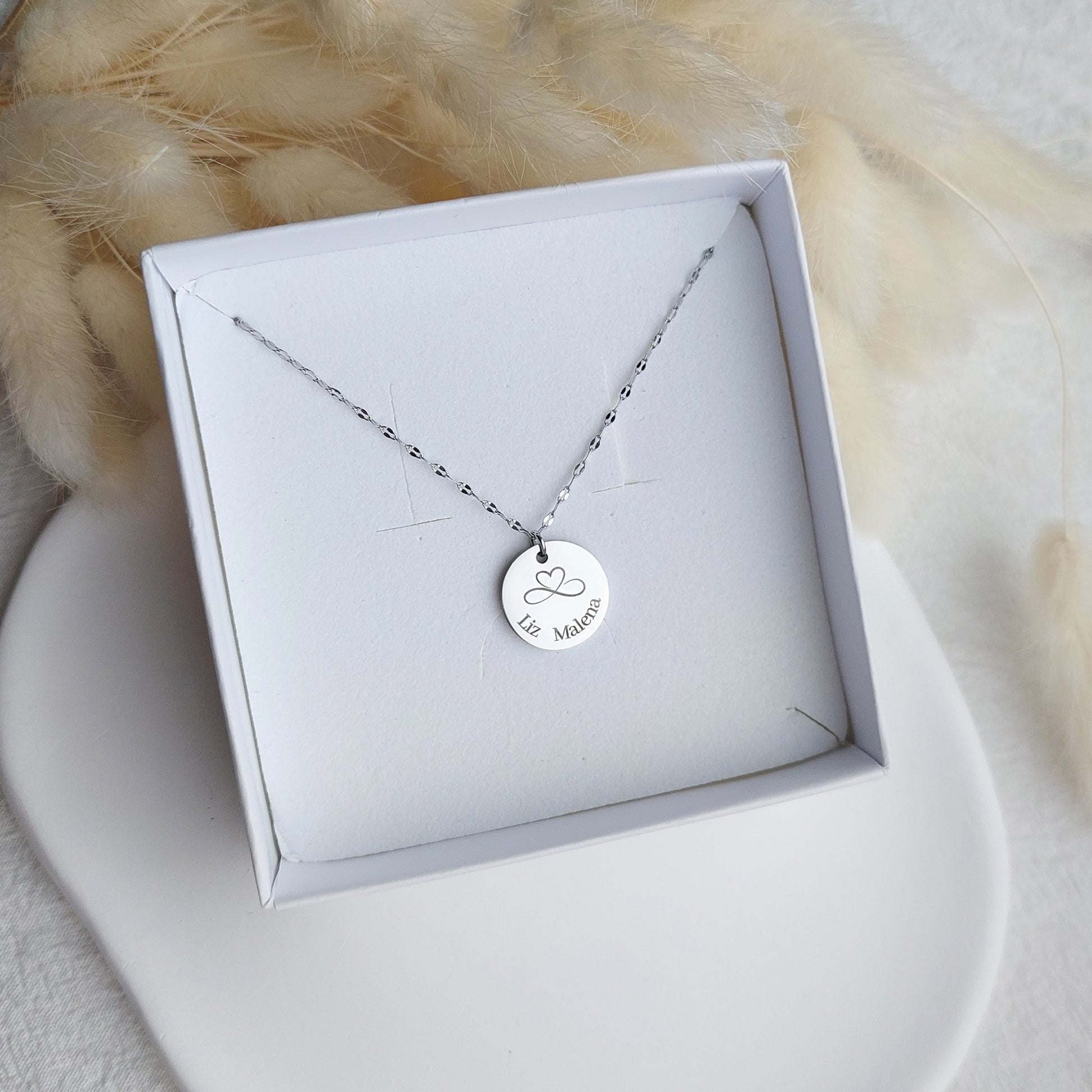 vārdu kaklarota mammai vai vecmāmiņai, personalizēta gravēta dāvana