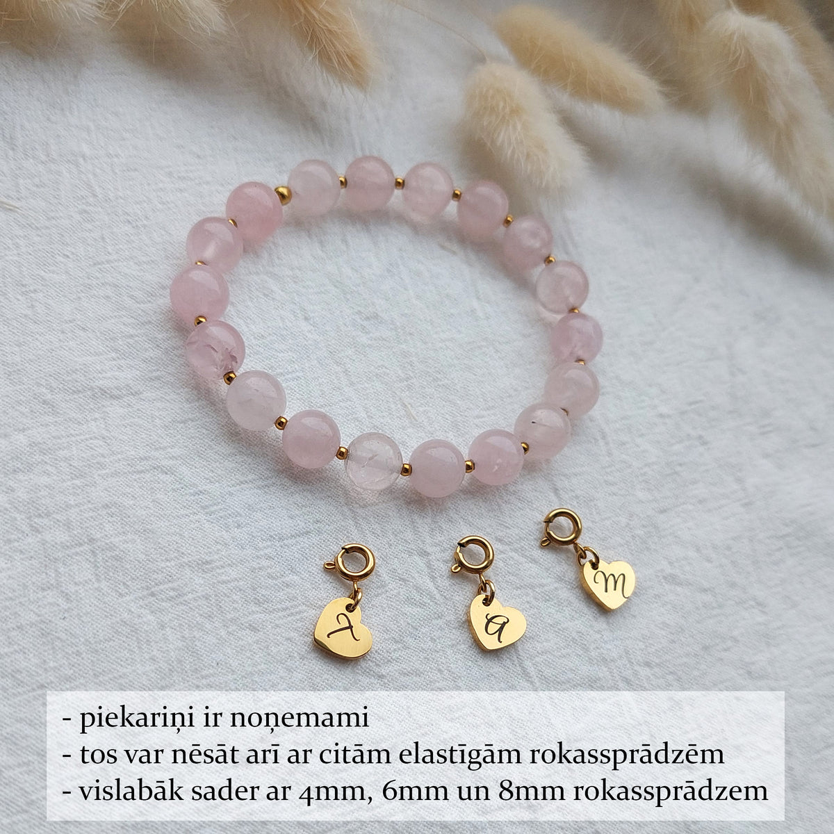 dabīgā rozā kvarca  aproce ar personalizētiem gravētiem piekariņiem