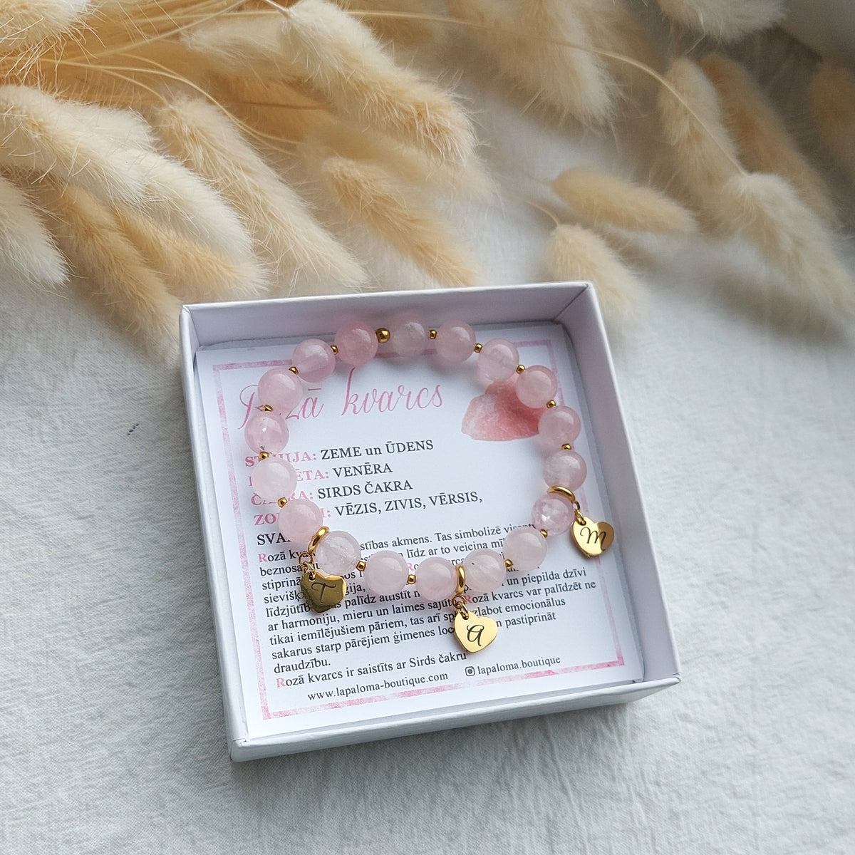 dabīgā rozā kvarca aproce ar personalizētiem gravētiem piekariņiem, dāvanas ideja mammai