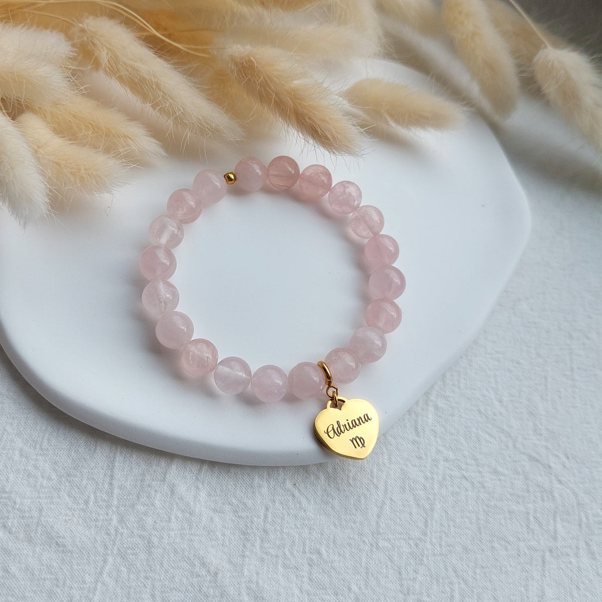 dabīgā rozā kvarca rokassprādze ar personalizētu gravētu kulonu, kulons ir noņemams, personalizēta dāvana draudzenei vai māsai