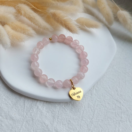 dabīgā rozā kvarca rokassprādze ar personalizētu gravētu kulonu, kulons ir noņemams, personalizēta dāvana draudzenei vai māsai